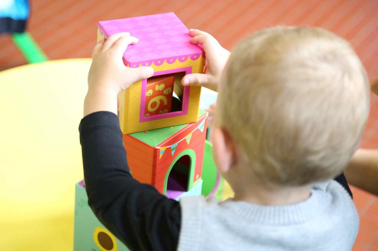 Kind spielt im Kindergarten