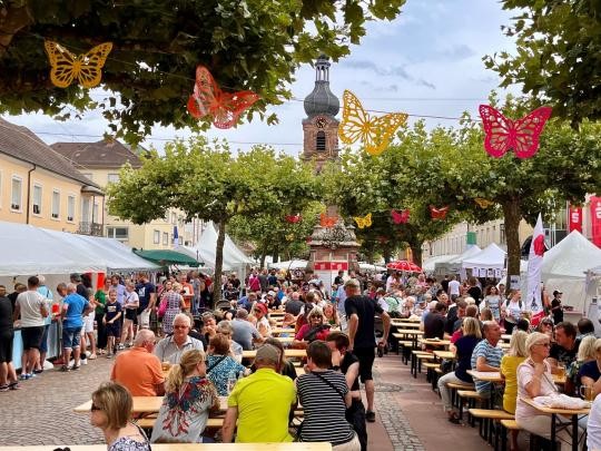 Besucher essen und Trinken auf dem Marktplatz