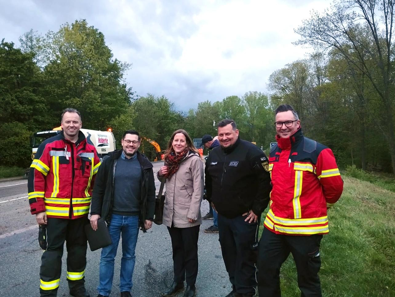 Group photo of Mayor Müller and emergency services at the site where the World War II bomb was found in Rastatt after the successful detonation