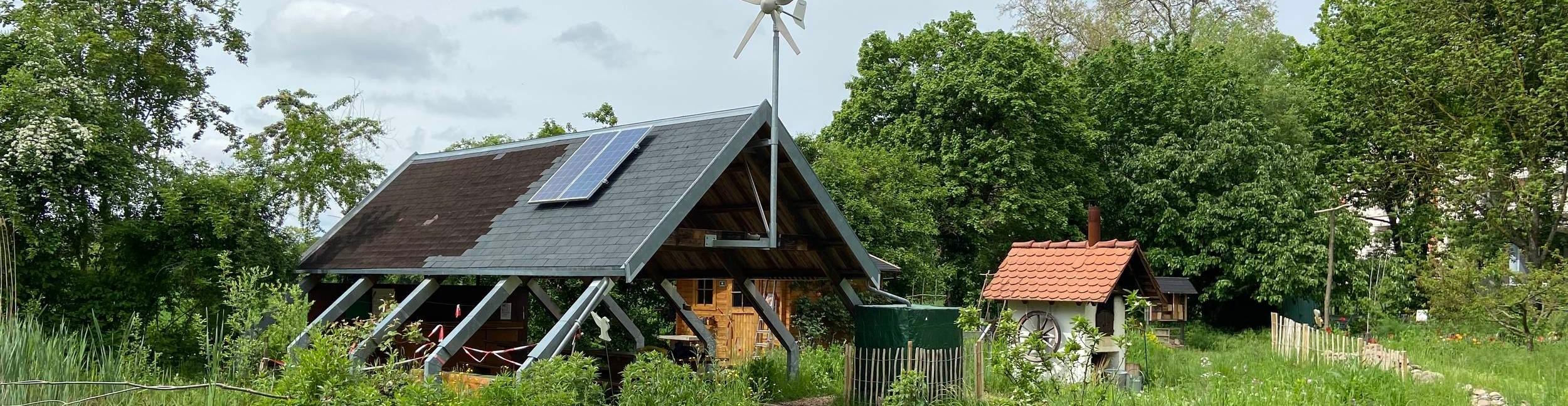 Ökostation Stadt Rastatt. Wiese und Unterstand