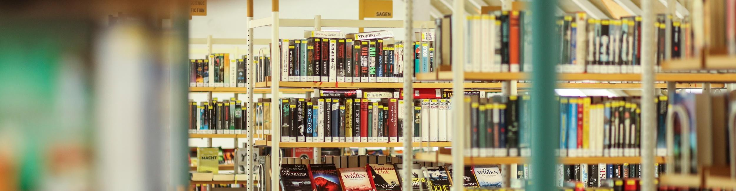 Ansicht Bücherregale in der Stadtbibliothek