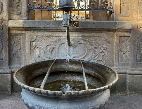 Brunnen mit Trinkwassersymbol