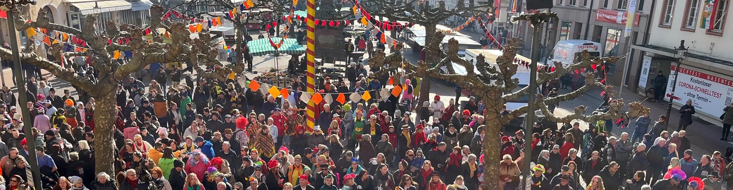 Rathaussturm in Rastatt. Menschen auf dem Marktplatz