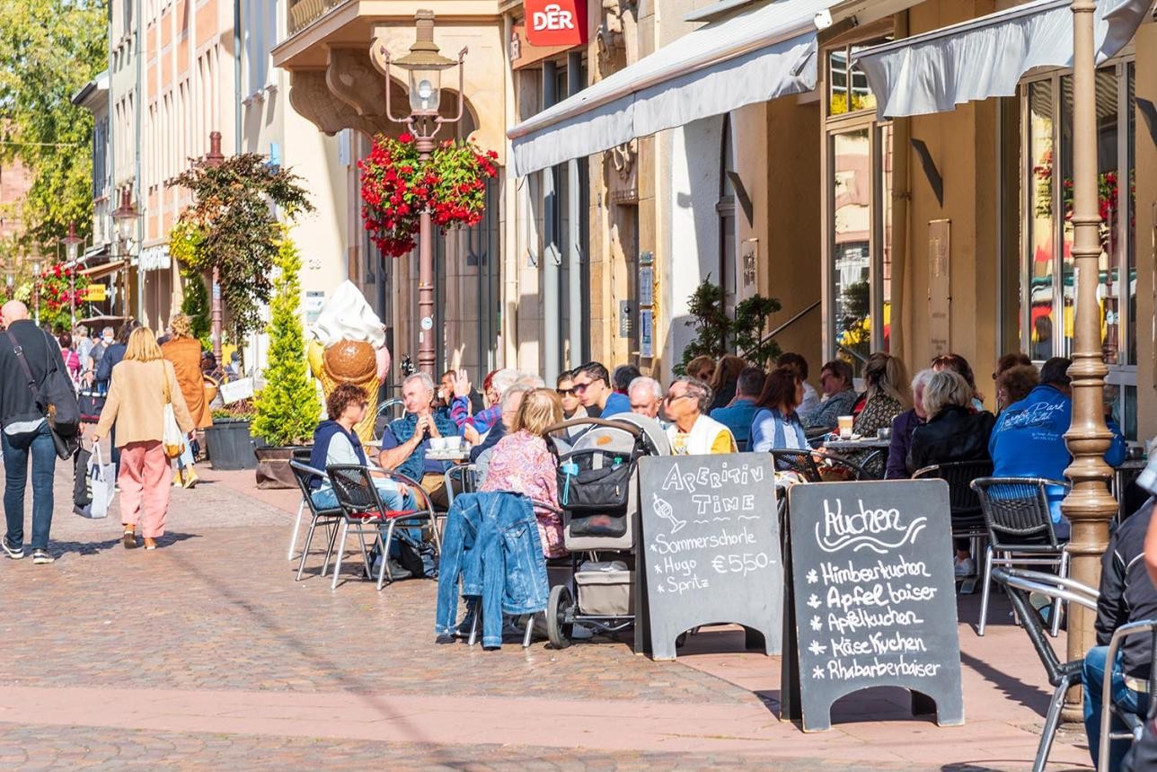 belebtes Eiscafé am Marktplatz an einem sonnigen Tag