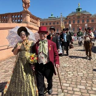 Schauspieler laufen nach dem Historischen Schauspiel am 9. Mai aus dem Schloss