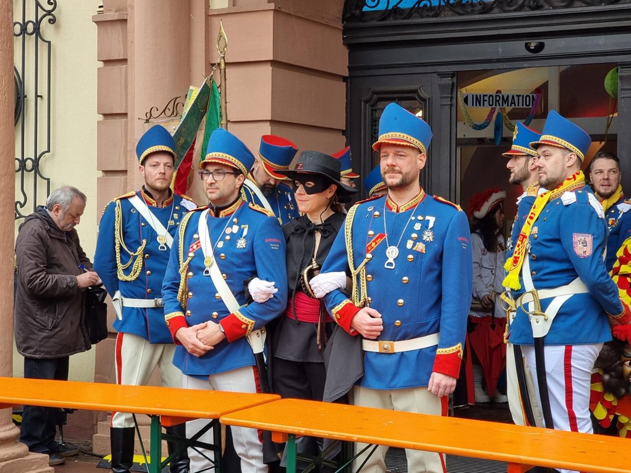 OB Müller mit der Schlosswache vor dem Rathaus