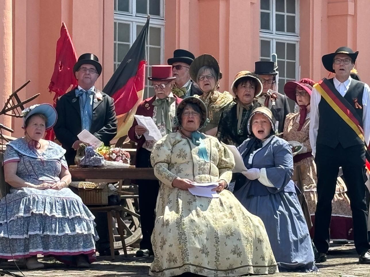 Des acteurs chantent devant le château lors du spectacle "Voyage dans le temps et révolution badoise de 1849"