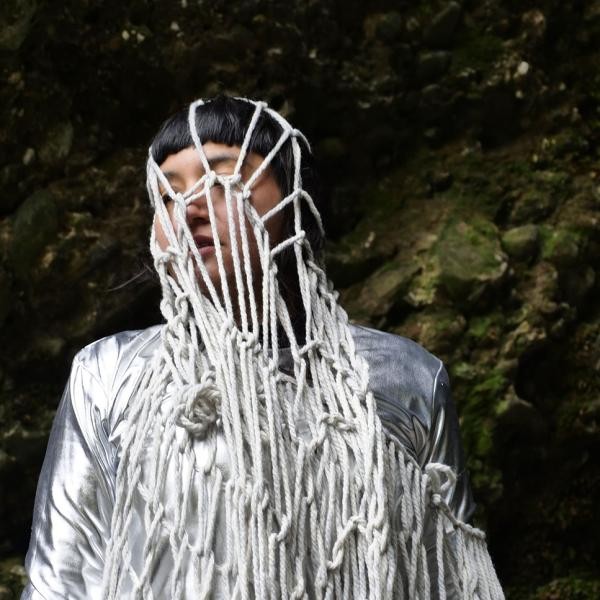 Ausstellung in der Städtischen Galerie Fruchthalle: „Threads of Embodiment“. Foto: Aldir Polymeris Frau mit einem Netz über dem Kopf