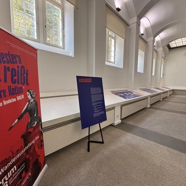 Sonderausstellung in der Städtischen Galerie Fruchthalle: "Schwestern, zerreißt eure Ketten" Blick in die Sonderausstellung in der Städtischen Galerie Fruchthalle: "Schwestern, zerreißt eure Ketten"