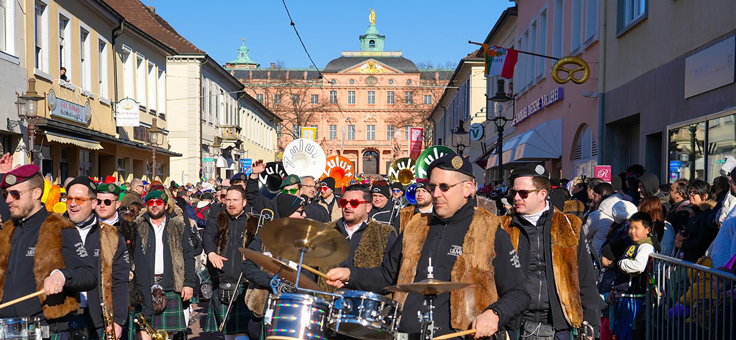 Guggemusik beim Fastnachtsumzug vor dem Schloss