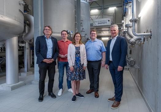 Gruppenfoto im Wasserwerk Ottersdorf. V.l. Thomas Hentschel (MdL die Grünen), Jonas Weber MdL SPD), Monika Müller (OB der Stadt Rastatt) Dr. Andreas Becker Mdl CDU), Olaf Kaspryk (Geschäftsführer Stadtwerke Rastatt).