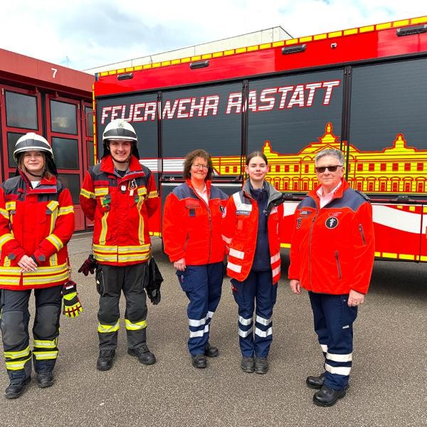 "Tag der Alltagshelden" mit verkaufsoffenem Sonntag im Gewerbegebiet Ost - Sonntag, 3. Mai Foto: Stadt Rastatt Stadtführungsgruppe vor dem Schloss