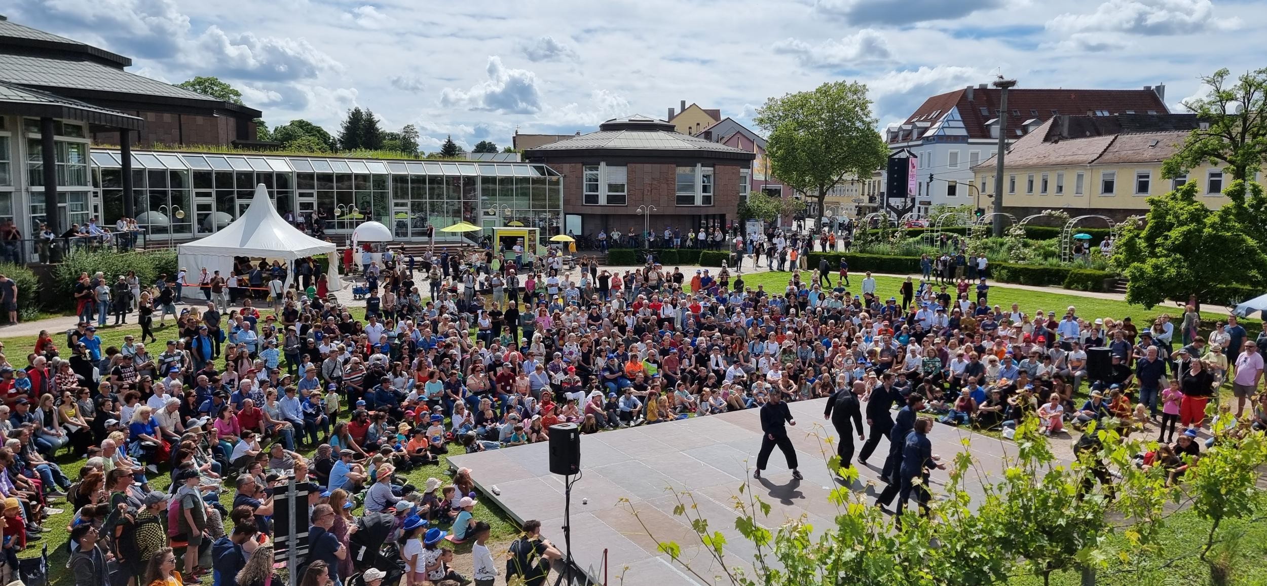 tête-à-tête: Aufführung im Murgpark. Besucher schauen Aufführung zu.