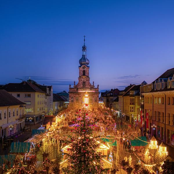 Rastatter Weihnachtsmarkt - 19. November bis 23. Dezember Blick vom Rathausbalkon auf den Rastatter Weihnachtsmarkt