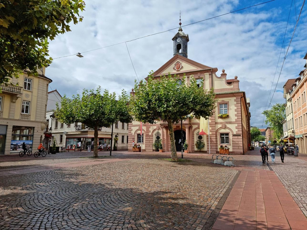Hôtel de ville historique avec place du marché à Rastatt