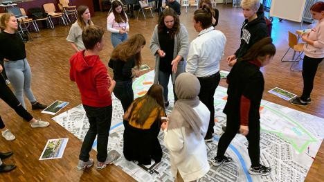Citizen participation in the city of Rastatt. Young people stand together in a workshop.