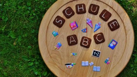Combinaison de lettres "Schule" sur une assiette en bois