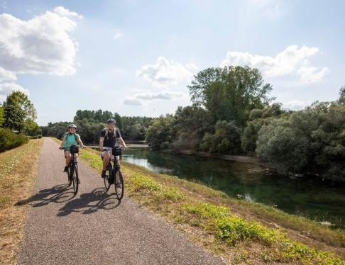Fahrradfahrer entlang des Rheins