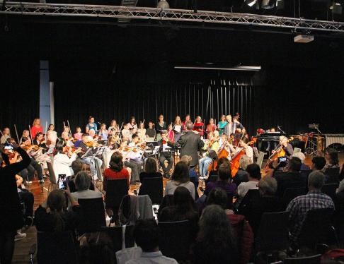 Musikerinnen und Musiker beim Musizieren auf der Bühne