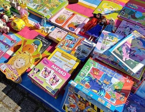 Spielsachen liegen auf einer Decke.