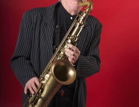 Mann spielt Saxophon