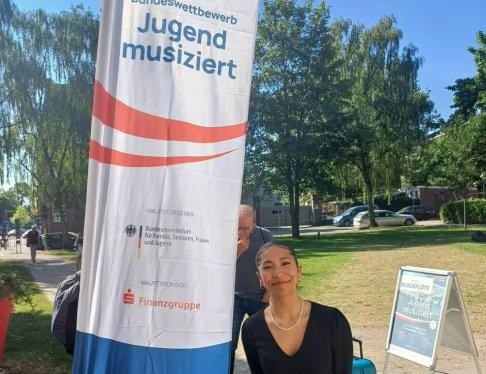 Mädchen steht neben Fahne