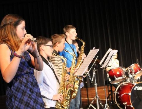 Kinder mit Instrumenten auf der Bühne