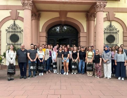 Die neuen Auszubildenden der Stadtverwaltung Rastatt mit ihren Ausbildern, Oberbürgermeisterin Monika Müller und Vertretern des Personalrates sowie dem Personalverantwortlichen vor dem Rathaus