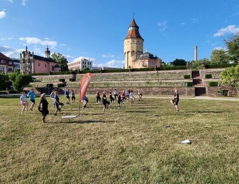 Menschen beim Sport auf Wiese