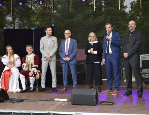 Menschen auf der Bühne