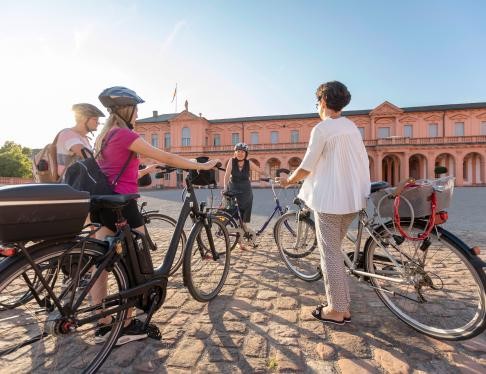 Bei einer zweistündigen Tour mit dem Fahrrad können die Teilnehmer der Führung Rastatts vergangene Geschichte entdecken