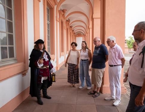 Besucher im Schlosshof bei der Nachtwächterführung