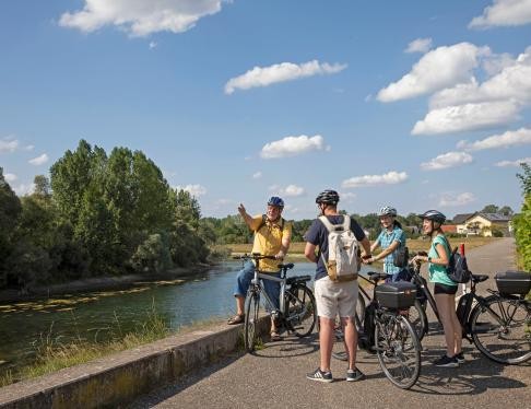 Fahrradfahrer am Ufer der Rheinauen bei Plittersdorf