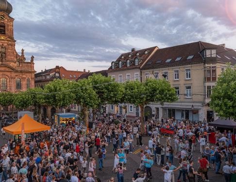 Menschen tanzen auf dem Marktplatz