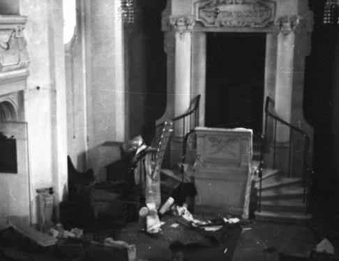 Innenraum der bei der Reichspogromnacht zerstörten Rastatter Synagoge.