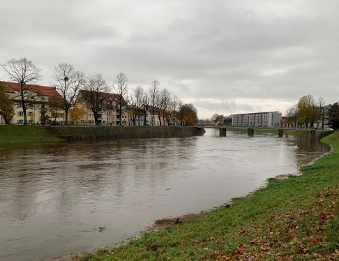 Überschwemmte Murg in Rastatt an der Schließbrücke