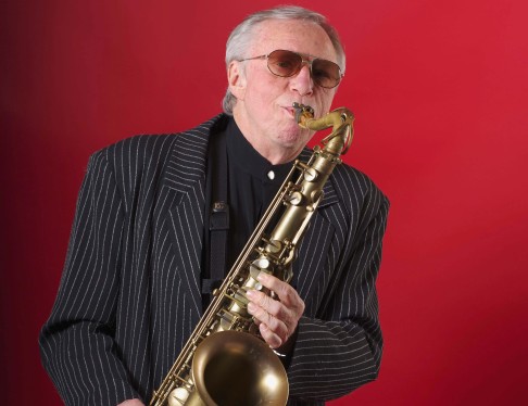 Mann mit Saxophon in der Hand