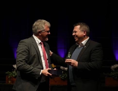 Oberbürgermeister Pütsch überreich Pfarrer Dickerhof den „Rastatter Reiter“ als Dankeschön und Anerkennung.