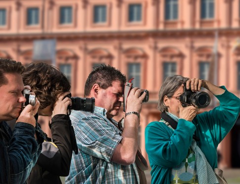 Fotografen machen Aufnahmen vor dem Residenzschloss Rastatt
