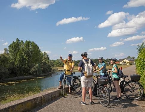 Eine Gruppe Radfahrer an der Murg