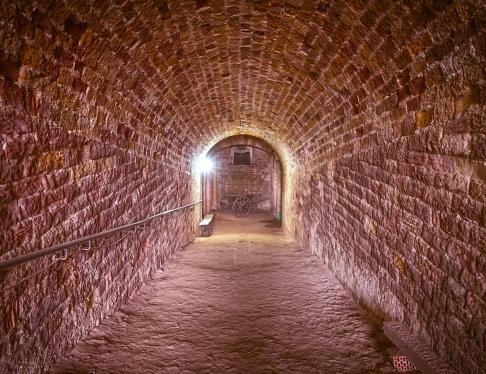 Blick in einen steinernen Tunnel in den Kasematten