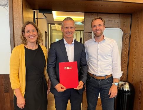 Oberbürgermeisterin Monika Müller und Bürgermeister Raphael Knoth gratulieren Lutz Kirchner (Mitte) zur Ernennung als Zweiten Beigeordneten der Stadt Rastatt