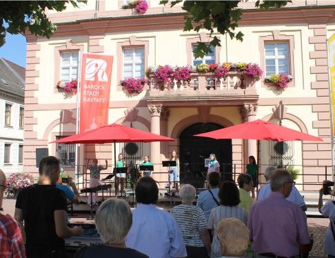 Rastatt singt, eine Mitmachaktion auf dem Marktplatz vor dem Historischen Rathaus