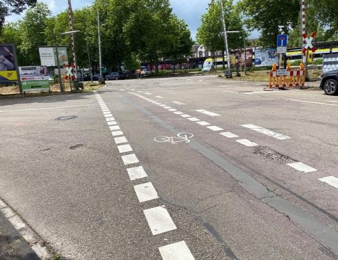 Der neue Abwasserkanal zum Regenüberlaufbecken wird im nächsten Bauabschnitt unter dem Bahnübergang der Deutschen Bahn in der Rauentaler Straße hindurchgeführt.