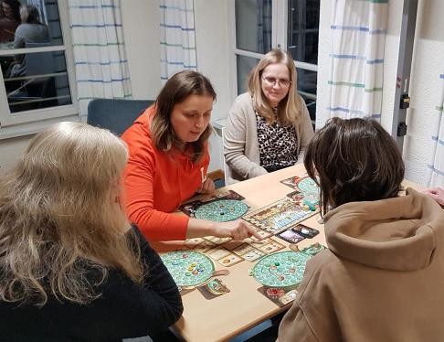 Beim Spieleabend in der Stadtbibliothek Rastatt können Jugendliche und Erwachsene verschiedene Brett- und Kartenspiele ausprobieren