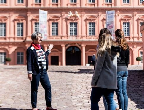 Bei den „Stadtführungen plus“ erhalten interessierte Teilnehmerinnen und Teilnehmer unter anderem Einblicke in die Empfangssäle der Rastatter Residenz.