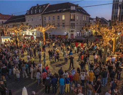 Am Freitag, 1. August, wird unter den Platanen auf dem Marktplatz wieder getanzt. Foto: Oliver Hurst