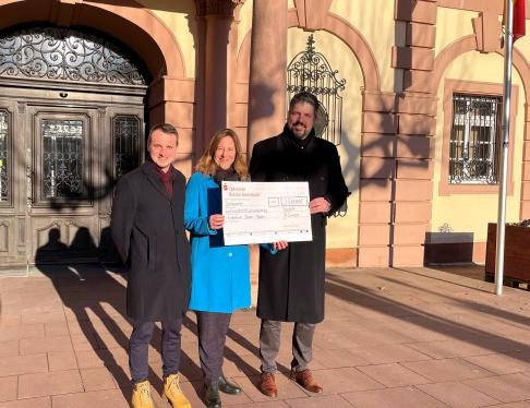 Gruppenbild vor dem Rathaus: Städtischer Weihnachtsmarktleiter Christian Römmich, Oberbürgermeisterin Monika Müller, Dr. Markus Kratz, Chefarzt der Klinik für Kinder- und Jugendmedizin
