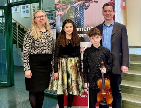 Gruppenfoto: Lea Guse und Julian Ziegler freuen sich mit ihren Lehrkräften Natalia Gohla und Kilian Ziegler über ihren ersten Preis beim Landeswettbewerb „Jugend musiziert“.