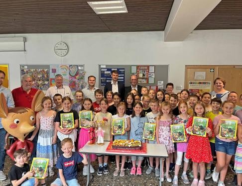 Gruppenfoto Schüler mit Stadtmaus-Buch zur Sauberkeit